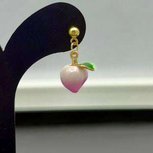 Gouden perzikkleurige hangoorbellen: emaillen Cottagecore-sieraden