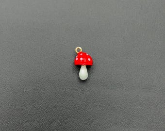 Breloque en émail champignon rouge : pendentif en laiton doré Forêt (14 x 8 mm)