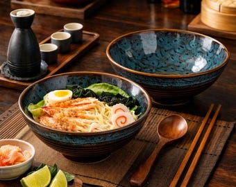 Japanse ramenset met ramen: blauwgroen glazuur, houten gebruiksvoorwerpen