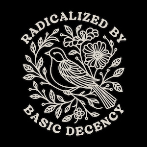 Könnte beinhalten: Schwarze Grafik mit einem Vogel auf einem Ast, umgeben von Blumen und Blättern. Der Text "RADICALIZED BY BASIC DECENCY" ist kreisförmig um das Bild angeordnet. Das Design ist in Weiß gehalten.