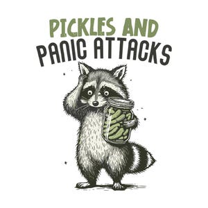 Könnte beinhalten: Eine humorvolle Illustration eines Waschbären, der ein Glas Gurken hält, mit dem Text "Pickles and Panic Attacks" darüber. Der Waschbär wirkt besorgt und hat die Hand am Kopf.