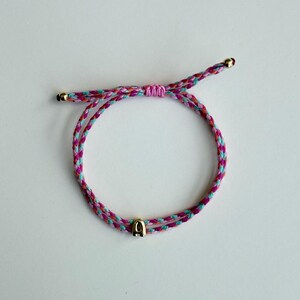 Pulsera tejida personalizada con letra dorada – Multicolor • Joyería hecha a mano • Pulsera trenzada • Joyería de la amistad • Joyería impermeable • Linda