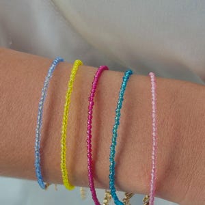 Bracelets colorés et délicats en perles de micro-oxyde de zirconium - Fait main et minimaliste • Bracelet minimaliste • Bracelet d&#39;été • Bracelet bohème