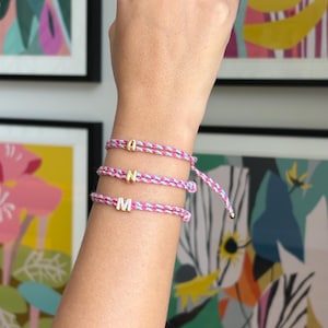 Personalisiertes gewebtes Armband mit Goldbuchstabe • Handgemachter Schmuck • Geflochtenes Armband • Freundschaftsschmuck • Wasserdichter Schmuck • süß