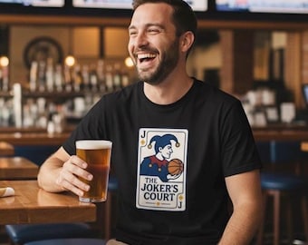 Koszulka Joker's Court – Denver Nuggets Graphic Tee, koszulka Nikoli Jokicia, sprzęt NBA Gameday