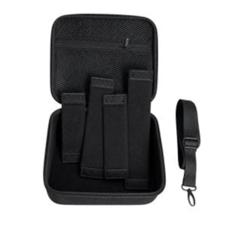 K&ouml;nnte beinhalten: Schwarze Tragetasche mit einer Rei&szlig;verschluss-Netztasche im Deckel. Im Inneren befinden sich vier schwarze gepolsterte Gurte und ein separater schwarzer Schultergurt mit Metallverschluss. Die Tasche ist ge&ouml;ffnet.