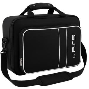 Może przedstawiać: Czarna torba transportowa na konsolę PS5, z uchwytem, paskiem na ramię i przednią kieszenią z białym obramowaniem. Tekst "For PS5" jest wydrukowany na przedniej kieszeni.