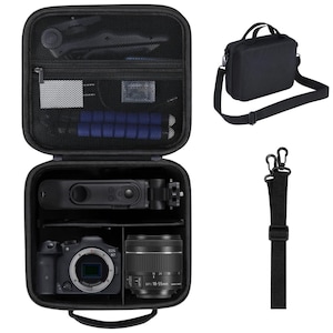 Puede incluir: Maleta de cámara negra con múltiples compartimentos, que contiene una cámara, una lente y otros accesorios. Incluye una funda de transporte separada con asa y bandolera, además de una bandolera desmontable con clips. La funda está diseñada para equipos de fotografía.