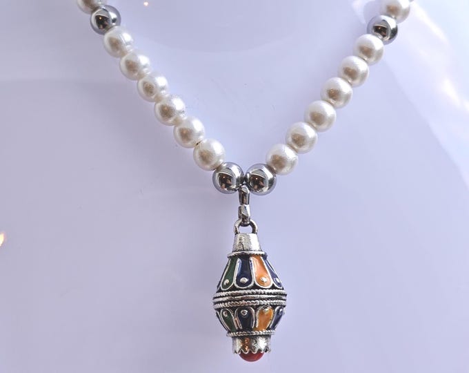 Collier Kabyle Fantaisie Fait Main – Perles Fantaisie & Pendentif Kabyle Émaillé – Acier Inoxydable