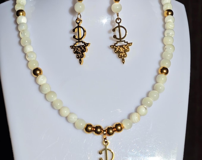 Parure Amazigh Fait Main – Collier & Boucles d’Oreilles – Pierres Naturelles Beige et Acier Inoxydable Plaqué Or 18K