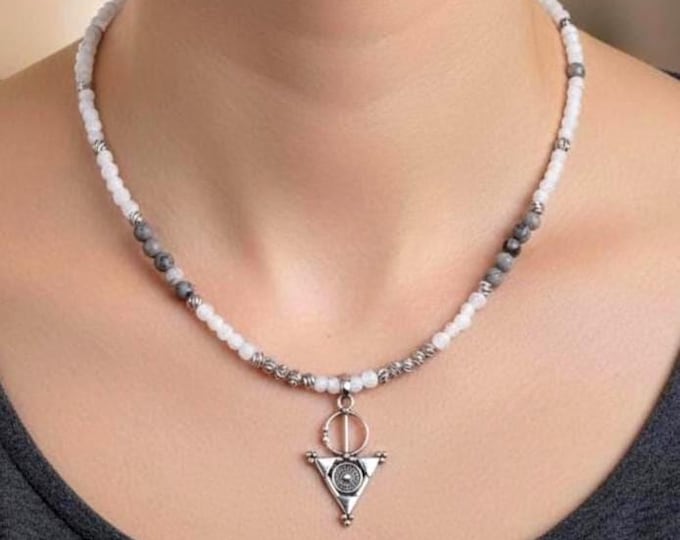 Magnifique collier Amazigh en pierres naturelles et acier inoxydable – Collier Tizerzit– collier berbère - ethnique- amazigh. Fait main