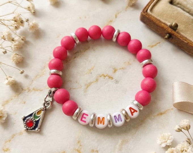 Bracelet enfant personnalisé (prénom avec ou sans pampille kabyle). Bracelet avec perles fantaisie roses- Cadeau personnalisé