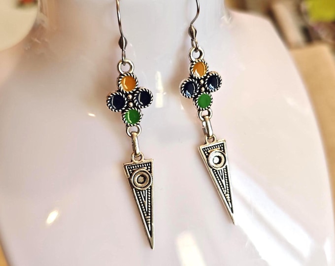 Boucles d’oreilles kabyles émaillées – Métal argenté & acier inoxydable – Longueur 7 cm – Bijou artisanal - Bijou amazigh – bijou berbère