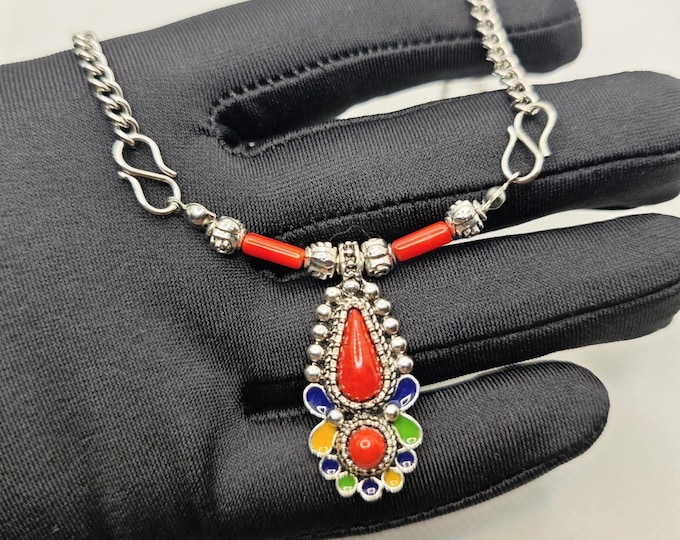 Collier kabyle minimaliste – Pendentif émaillé sur chaîne en acier inoxydable