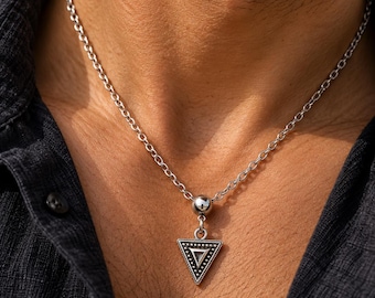 Collier triangle amazigh homme, pendentif en alliage de zinc argenté et chaîne inox torsadée 50 cm
