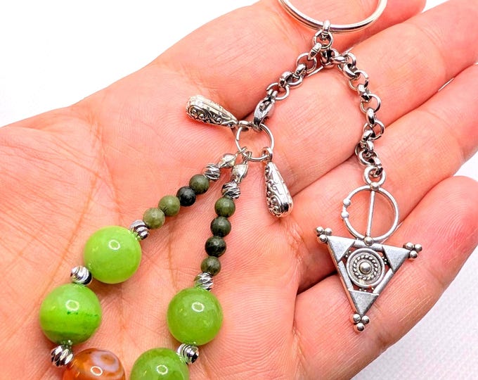 Magnifique porte clé inspiration amazigh berbère fibule triangle, pierres naturelles vertes et rouge - Chaine et anneau acier inoxydable