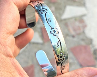 Bracelet argent 999 femme – Bracelet rigide fleurs gravées – Bijou artisanal argent inspiration kabyle – Cadeau bohème chic
