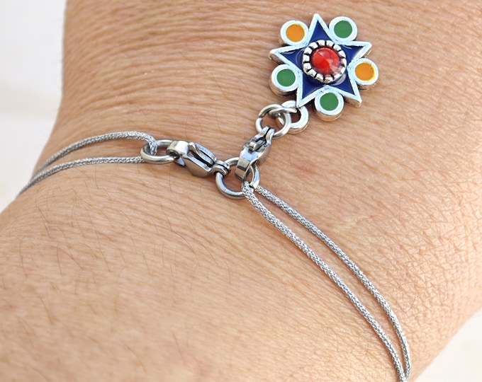 Magnifique bracelet kabyle minimaliste avec cordon et pendentif en métal argenté émaillé, Bracelet berbère bracelet amazigh ethnique