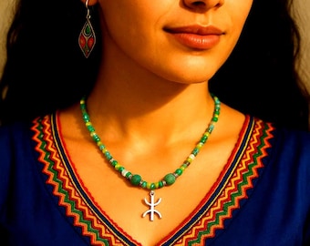 Collier amazigh femme avec perles naturelles- avec le signe ⵣ amazigh – collier berbère- collier ethnique - Fait main, bijou unique