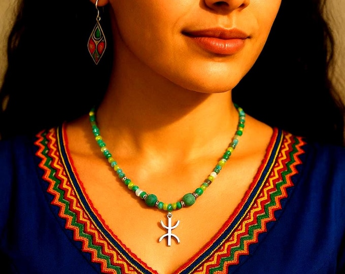 Collier amazigh femme avec perles naturelles- avec le signe ⵣ amazigh – collier berbère- collier ethnique - Fait main, bijou unique
