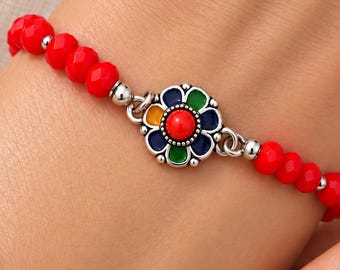 Bracelet kabyle élastiqué avec pendentif kabyle et perles rouges en verre facetté. Fait main