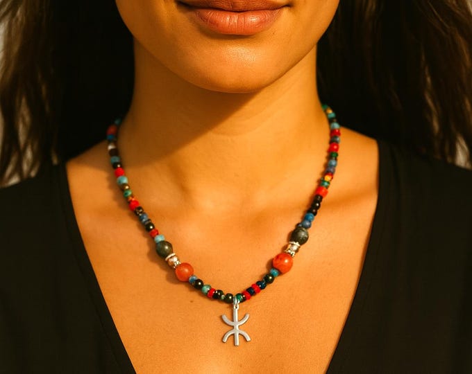 Collier amazigh femme avec perles naturelles- avec le signe ⵣ amazigh – collier berbère- collier ethnique - Fait main, bijou unique