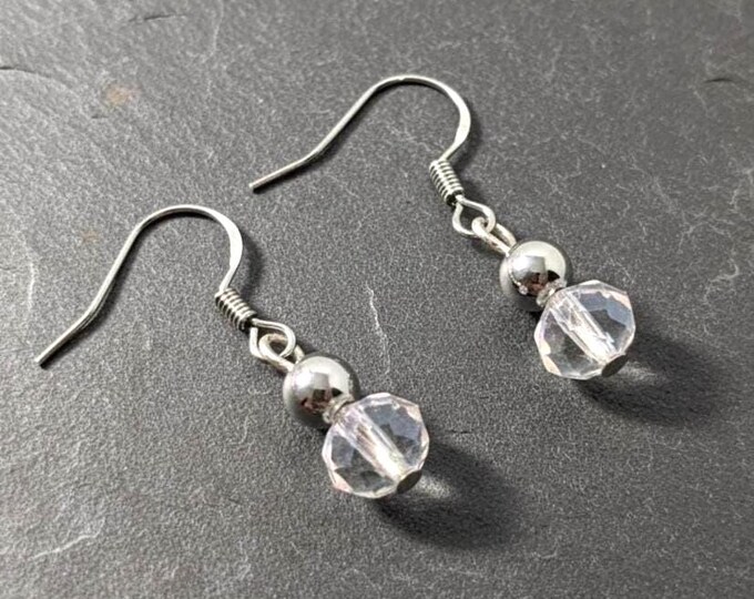 Boucles d'oreilles minimalistes femme - perle en verre transparente et perles en acier inoxydable– bijou simple et élégant pour le quotidien
