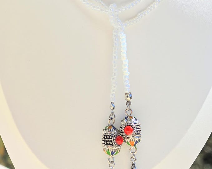 Collier femme kabyle de mariée perles de rocaille en verre blanches- Collier avec deux pampilles kabyles pour une touche berbère amazigh.
