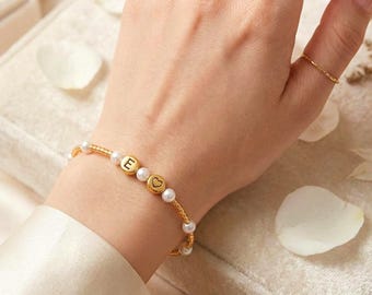 Bracelet Personnalisé Prénom Plaqué Or 18K – Perles naturelles Coquillage Blanc & Lettres Acier Inoxydable–Bracelet Cadeau Personnalisé