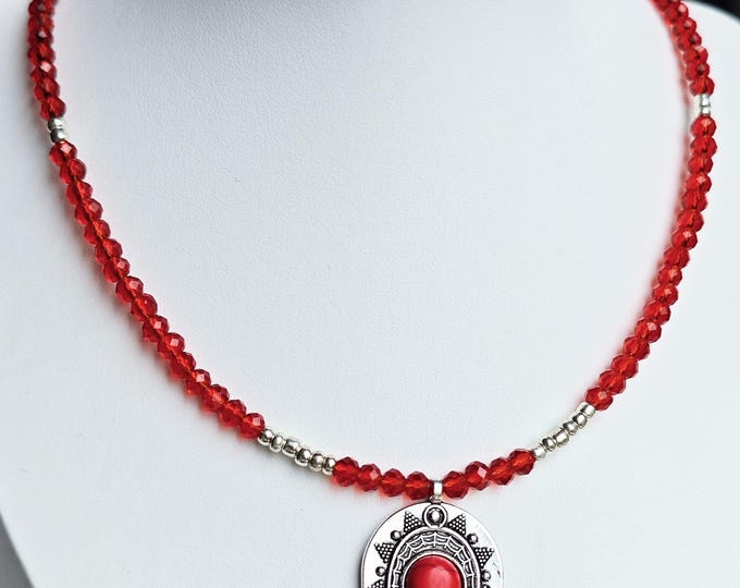 Collier inspiration Kabyle Fait Main – Perles rouge facettées en verre et pendentif en métal argenté