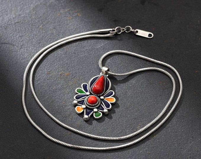 Collier kabyle minimaliste – Pendentif émaillé sur chaîne en acier inoxydable