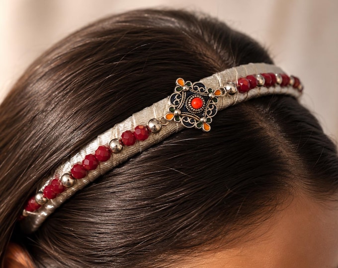Serre Tête kabyle de mariée. Fait main. Perles en acier inoxydable et perles rouges en verre.