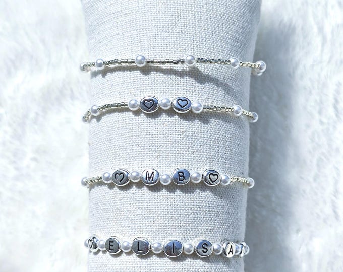 Bracelet Personnalisé Prénom Plaqué Or 18K – Perles naturelles Coquillage Blanc & Lettres Acier Inoxydable–Bracelet Cadeau Personnalisé