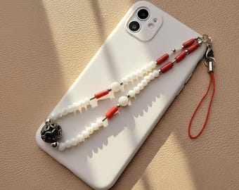 Bijou de téléphone inspiration amazigh berbère corail naturel, perles blanches en verre et deux pierres naturelles blanches- bijoux kabyle
