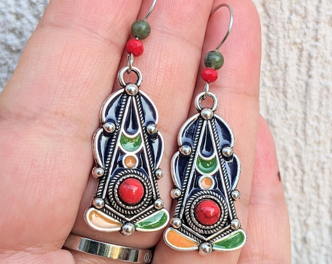 Boucles d'oreilles kabyles métal argenté - Perle Rouge & Pierre Naturelle Verte, amazigh, berbère -  bohèmes - ethnique- bijoux boho
