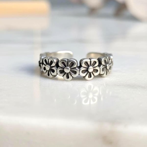 Silverring - Blommig design. Justerbar storlek.