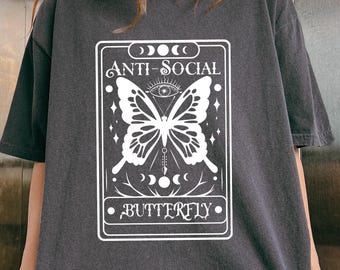 Camiseta con la carta del tarot de la mariposa antisocial, camiseta metafísica, camiseta de bruja moderna, camiseta de salud mental, camiseta estética para mujer