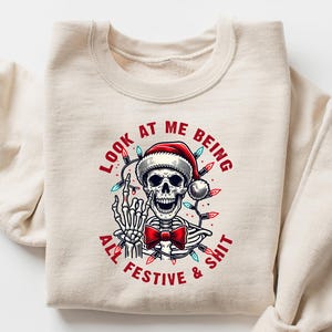 Schau mich an, ich bin alles Festliche Skeleton Weihnachten Sweatshirt, sarkastische Urlaub Shirt, lustige Weihnachten Tshirt, Humorvolle Weihnachten Schädel T-Shirt