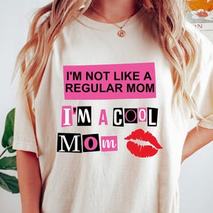 Ik ben niet zoals een gewone moeder, ik ben een coole moeder Shirt, grappige moeder sweater, leuk T-shirt voor moeders, grappig cadeau voor moeder, preppy moeder T-shirt