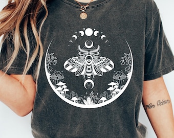 Luna Moth Komfort T-Shirt, Himmlisches Cottagecore Shirt, mystische Mondphase Top, süße Witchy Boho Blumen Shirts, Ästhetische Frau Shirt Geschenk
