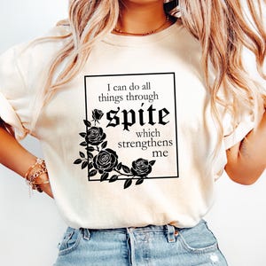 Trotz stärkt mich Komfort-T-Shirt, ich kann alle Dinge durch trotz, der mich stärkt Shirt, ästhetisches Frauen-T-Shirt, Geschenk für sie tun