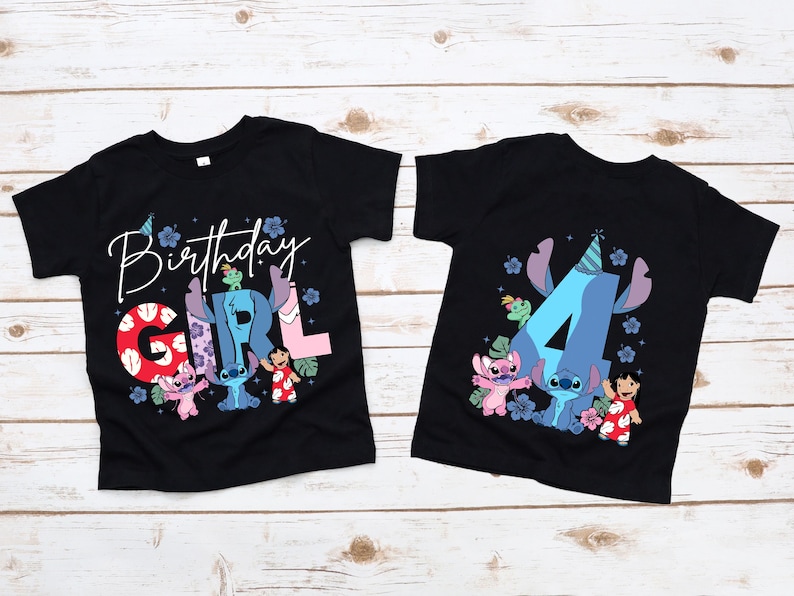 Op de afbeelding: Twee zwarte T-shirts met personages uit Lilo & Stitch. E&eacute;n shirt zegt "Birthday Girl" met Stitch en vrienden. Het andere shirt heeft een groot nummer "4" met Stitch en vrienden. Er zijn bloemmotieven.
