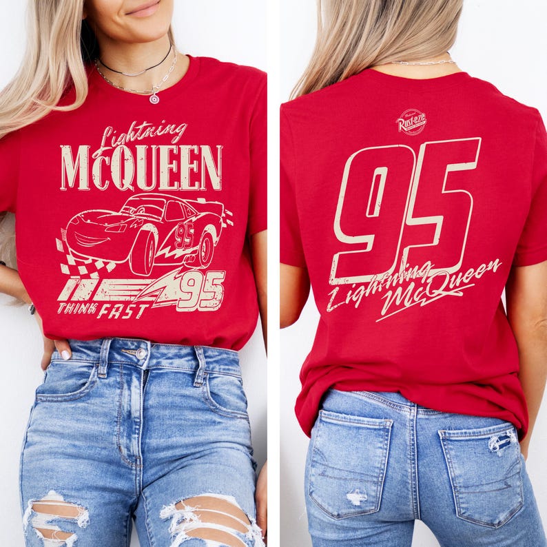 Pode incluir: Camiseta vermelha com Lightning McQueen do filme Carros. A frente mostra o personagem, o texto "Lightning McQueen" e "Think Fast". A parte de tr&aacute;s mostra o n&uacute;mero "95" e "Lightning McQueen".