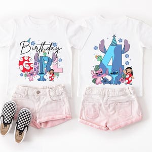 Op de afbeelding: Twee witte T-shirts met kleurrijke afbeeldingen van het personage Stitch. E&eacute;n shirt zegt "Birthday Girl" en de andere heeft het nummer "4". Gecombineerd met roze shorts en zwart-wit geblokte sneakers.
