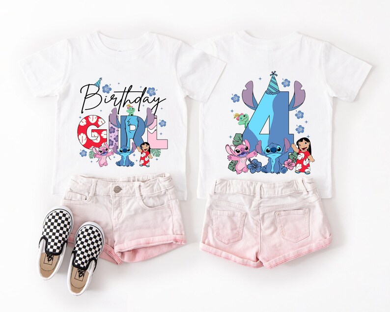 Op de afbeelding: Twee witte T-shirts met kleurrijke afbeeldingen van het personage Stitch. E&eacute;n shirt zegt "Birthday Girl" en de andere heeft het nummer "4". Gecombineerd met roze shorts en zwart-wit geblokte sneakers.