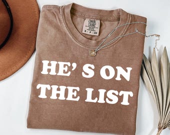 Camiseta gráfica "Él está en la lista" de Comfort Colors