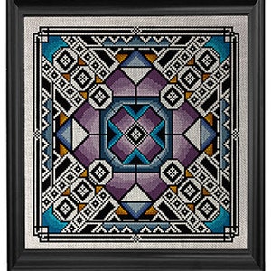 Peut inclure: Motif de point de croix géométrique avec un carré central présentant un schéma de couleurs violet, bleu et blanc. Le motif est encadré dans un cadre noir.