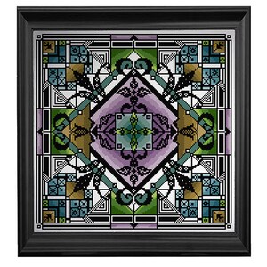 Peut inclure: Un motif de point de croix encadré présentant un motif géométrique avec un jeu de couleurs violet, vert et or. Le motif est encadré dans un cadre noir.