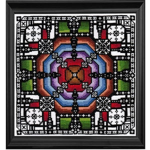 Peut inclure: Un motif de point de croix encadré avec un motif géométrique coloré dans des tons de rouge, vert, bleu, violet et marron. Le motif est centré sur un fond blanc et encadré de noir.
