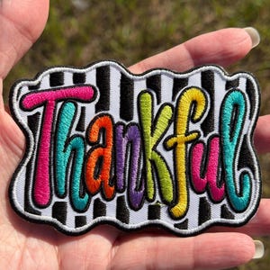 Bunter Aufnäher „Dankbar“ zum Aufbügeln | Ausgefallener, gestickter Thanksgiving-Aufnäher | Retro-Truckerkappen-Aufnäher für den Herbst | Strahlendes Thanksgiving-Accessoire